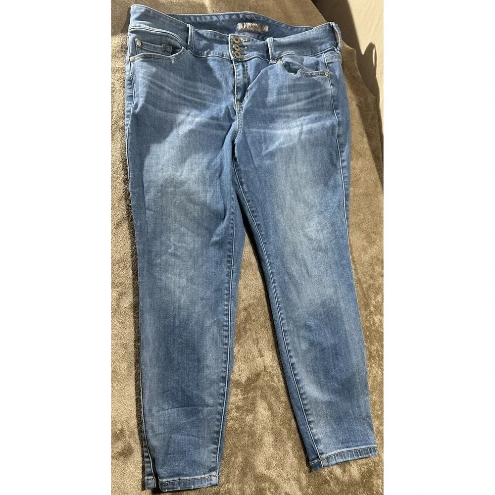 Torrid Size 16 XS Super Soft Jegging Jeans Medium Wash 3-Button Extra Short